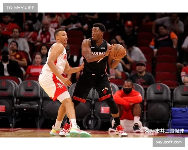 更衣室特写：老将康利向队友讲解如何阅读防守，选择突破或分球